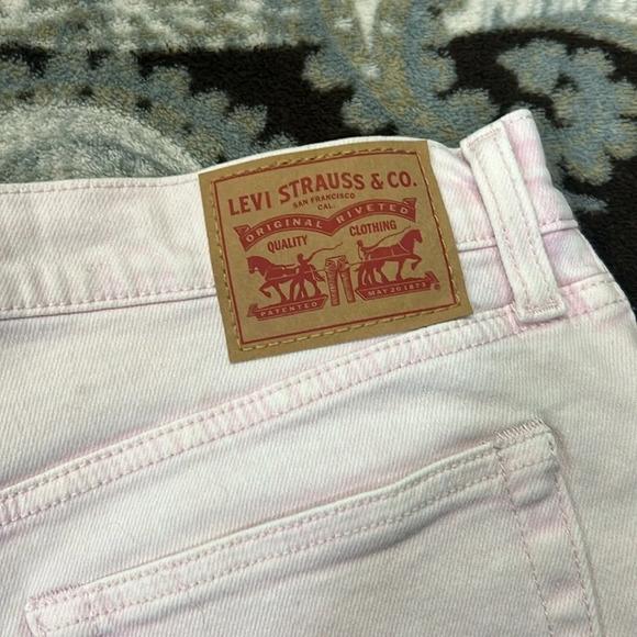 Levi Women’s Light Pink Wedgie Cuffed Button Fly Denim Shorts Size 30 - Picture 5 of 7